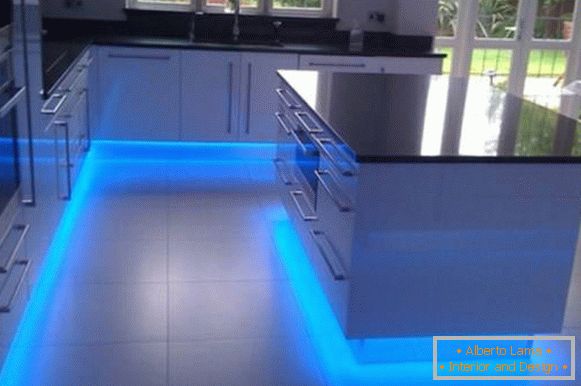 LED podna rasvjeta u kuhinji