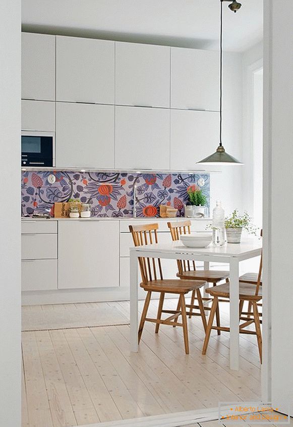 Interijer kuhinje u skandinavskom stilu s balkonom