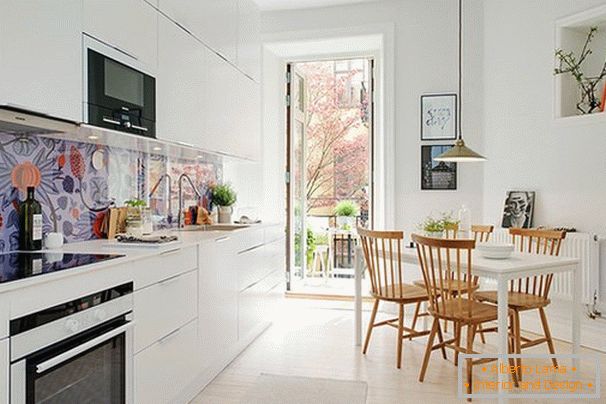 Interijer kuhinje u skandinavskom stilu s balkonom