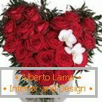 Izvorni buket crvenih ruža s parom bijelog cvijeća