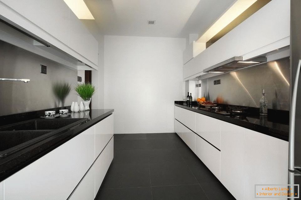 Uska i duga bijela kuhinja s crnim podom