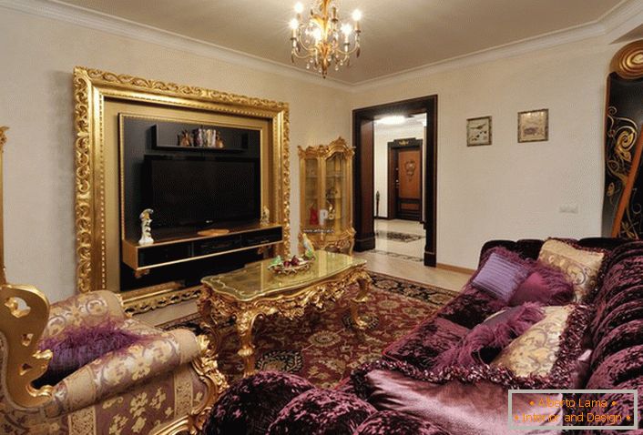 Gost soba u baroknom stilu s pravilno odabranim namještajem.