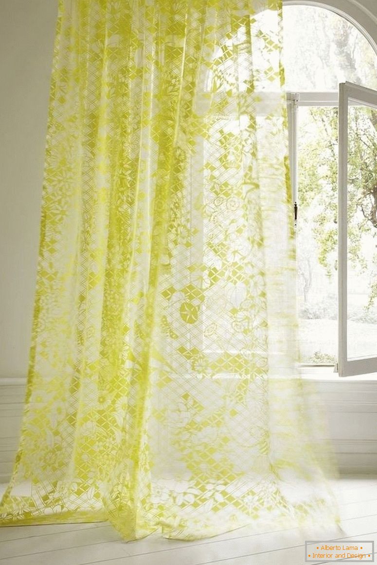 Bijela i žuta zavjesa na prozoru