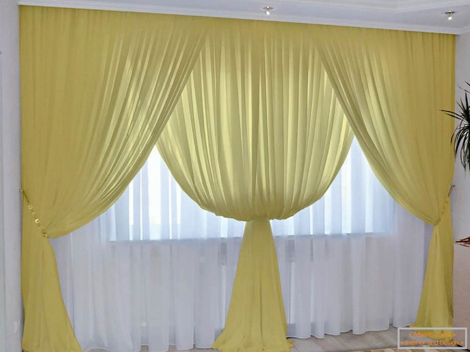 Žute zavjese i bijeli tulip u sobi