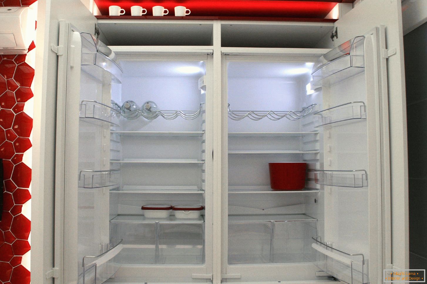 Moderni hladnjak u unutrašnjosti kuhinje