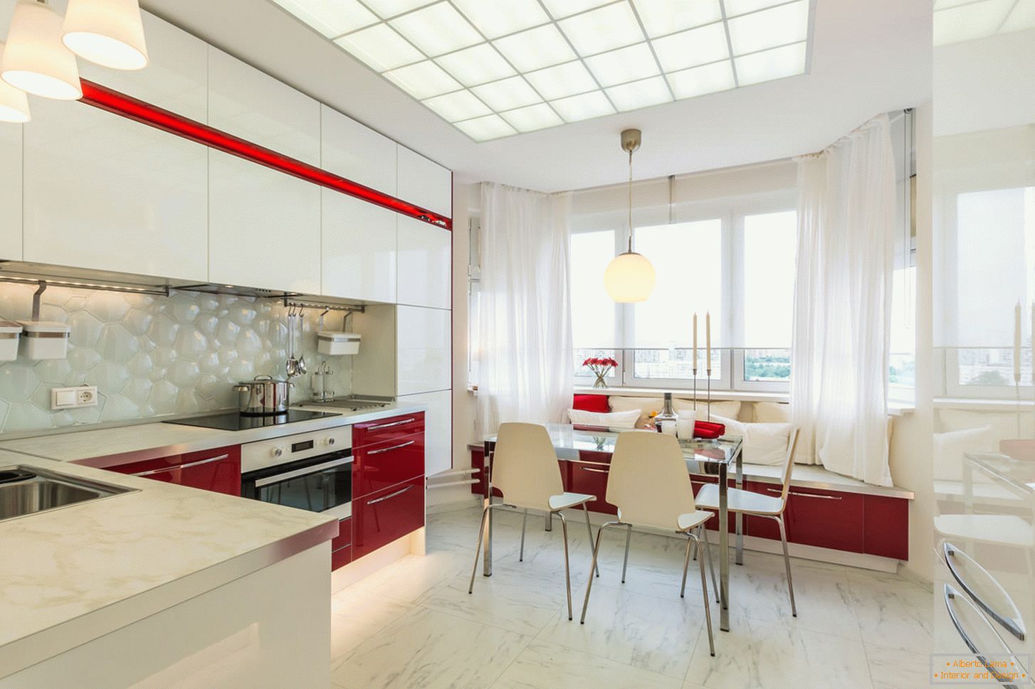 Slikana kuhinja interijera u bijeloj i crvenoj boji