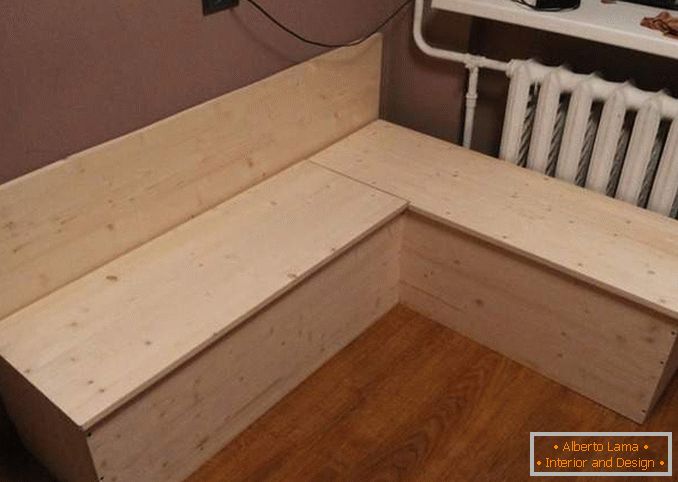 Kutni kauč u kuhinji s vlastitim rukama od drveta s kutijama za pohranu