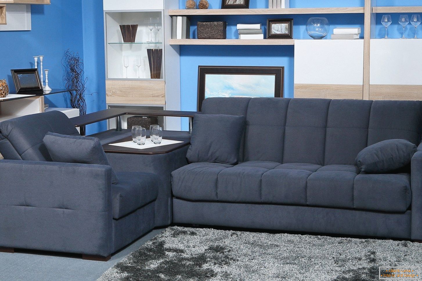 Siva kauč u plavoj sobi