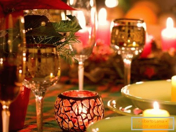 Predivne naočale i svijeće u dekor novogodišnjeg stola