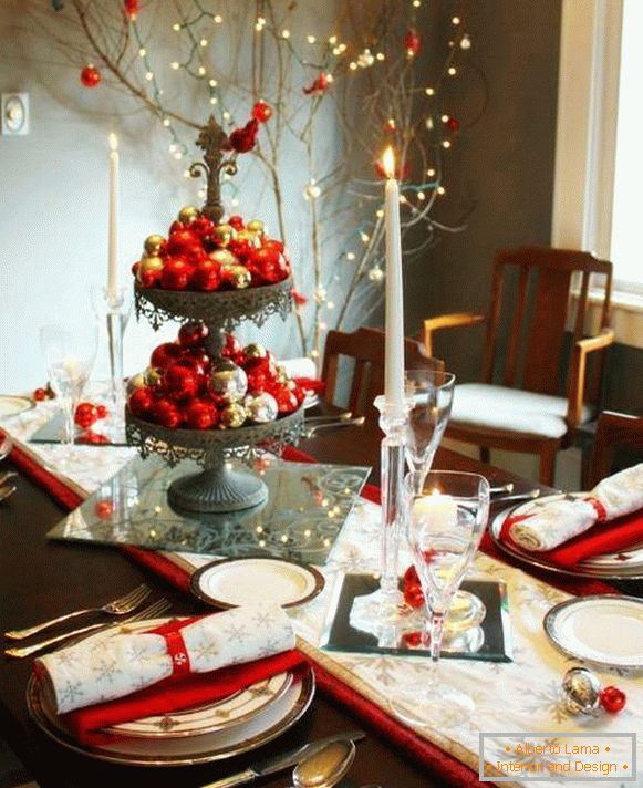 Zanimljivi ukras novogodišnjeg stola s božićnim kuglama
