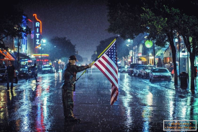 Američki patriot sa zastavom na otvorenom na kiši