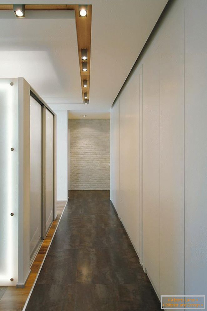 Koridor, ukrašen bijelim i sivim tonovima s elementima drveta
