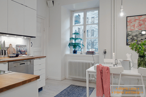 Kuhinja s blagovaonicom malog stana u skandinavskom stilu
