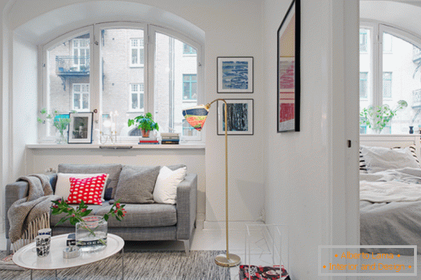 Dnevni boravak i spavaća soba malog stana u skandinavskom stilu