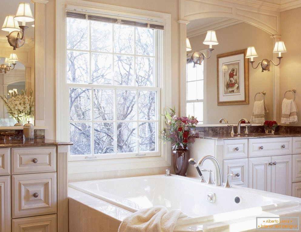 Interijer u klasičnom stilu s kupaonicom uz prozor