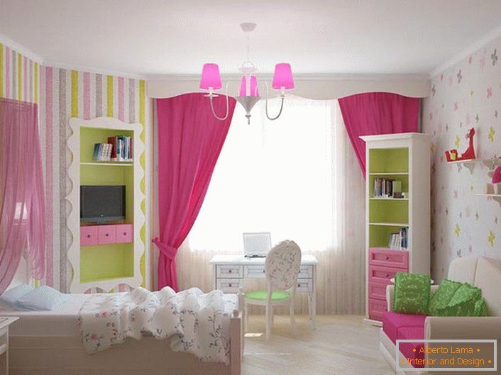 Soba mlade princeze ukrašena je u klasičnim djevojčicama. Akcenti svijetle ružičaste boje čine interijer svijetlim i šarenim. 