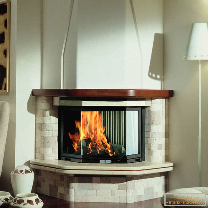 Udobni kamin uspješno se uklapa u unutrašnjost toplog mediteranskog stila. Dimnjak i portal svjetlosne opeke stvaraju umirujuće raspoloženje. prostrani dnevni boravak