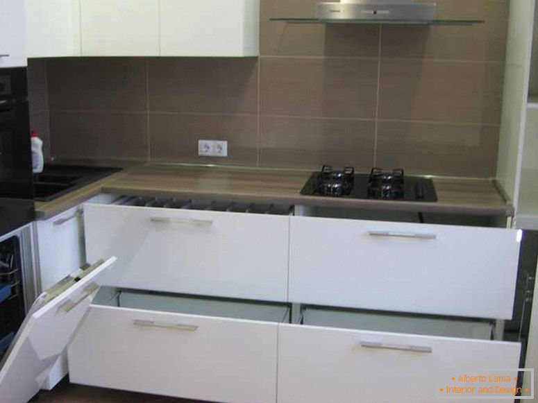 Zato možete koristiti modularni kuhinjski namještaj za dizajniranje radnog prostora prostorije.