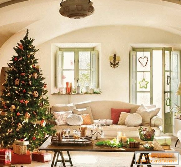 Božićno drvce s domaćim dekorom