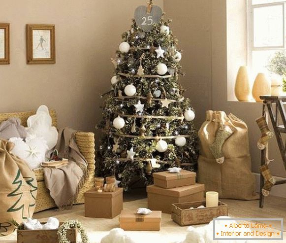 Prekrasni interijer s božićnim drvcem