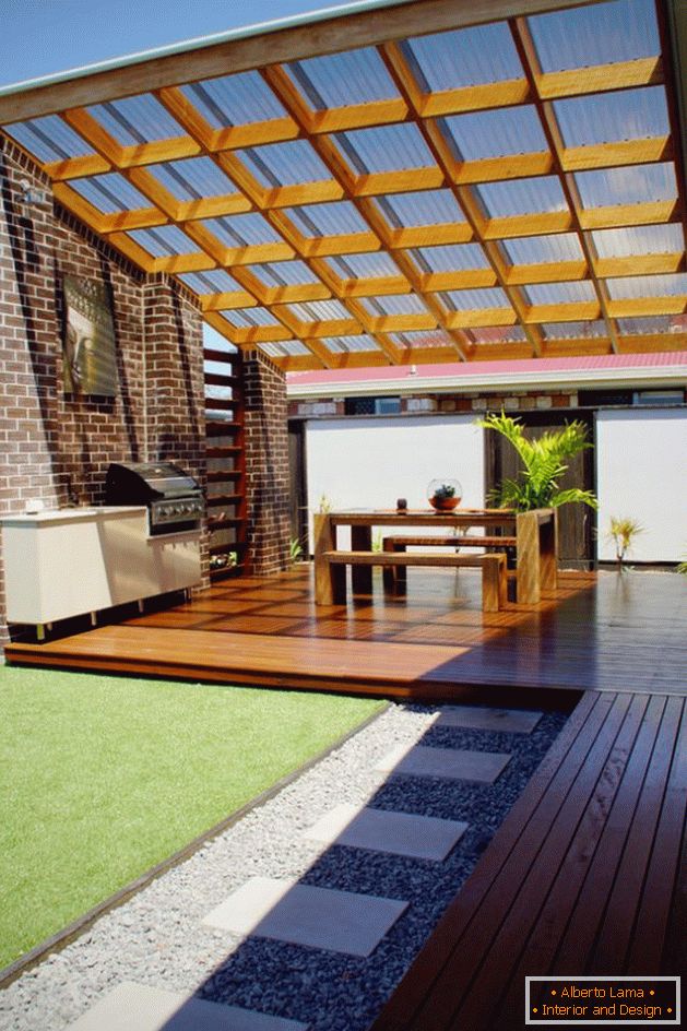 Izvorni polikarbonatni trijem priključen na kućnu fotografiju