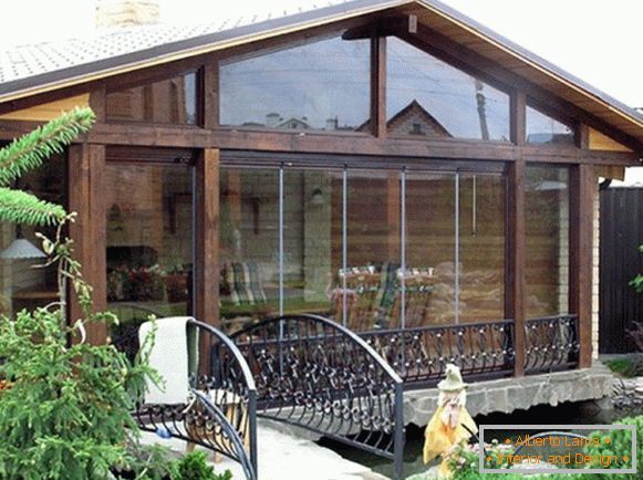 Drvena veranda vezana za kuću фото 1