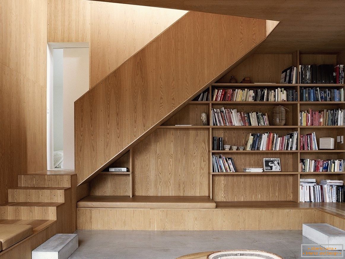 Knjižare ispod stepenica