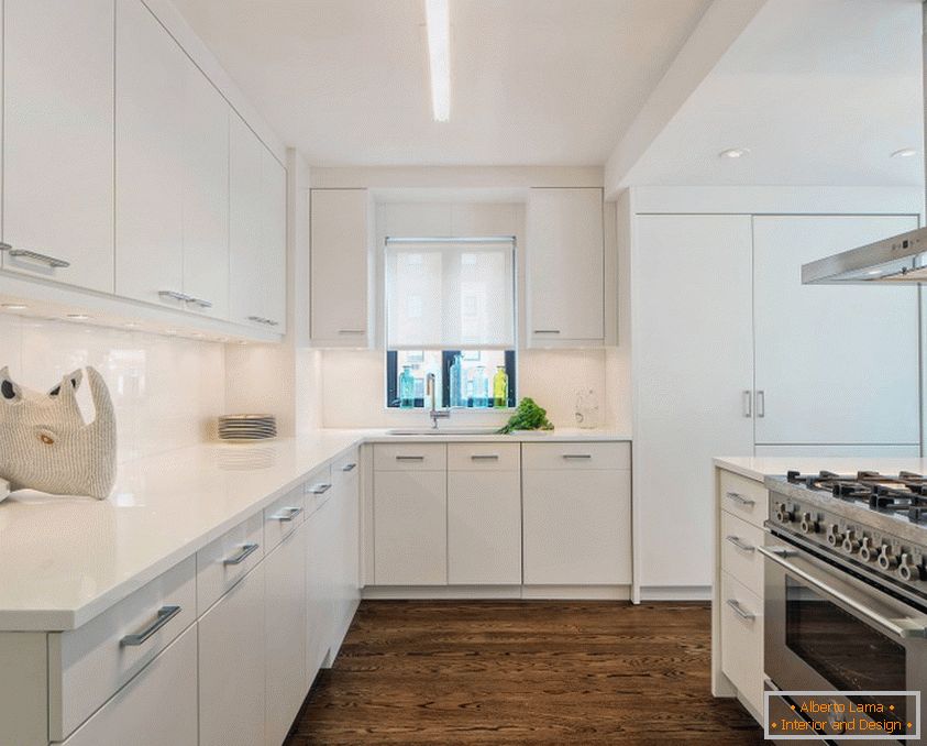 Moderna kuhinja u bijelim tonovima s tamnim podom i savršeno bijeli strop