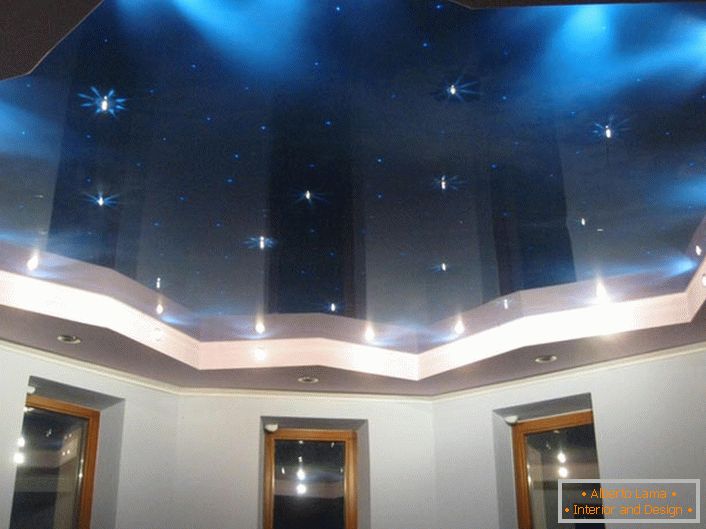 Stropni strop s imitacijom zvjezdanog neba - kreativno rješenje za dizajn spavaće sobe ili dječje sobe.