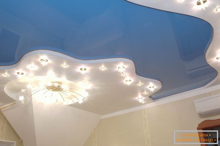 Klasična kombinacija plave i bijele boje u dizajnu rasteznih stropova.