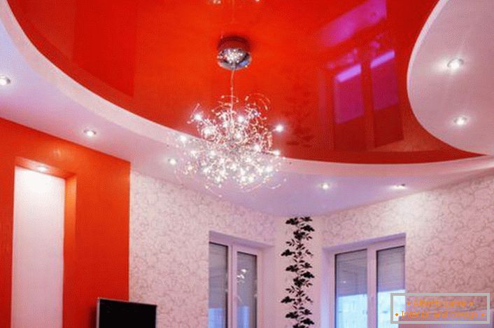 Plemenit crvena boja rastezljiva strop savršeno se uklapa u cjelokupni koncept stila.