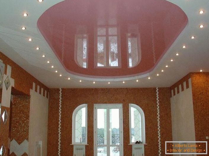 Pink ovalni strop sa LED rasvjetom u velikoj sobi u ladanjskoj kući.