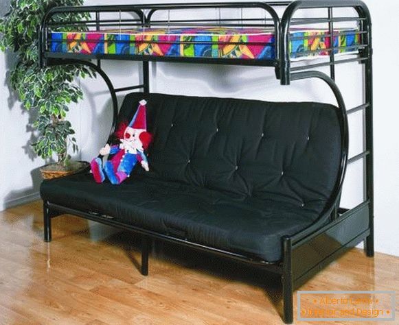 Crni krevet s kaučom u unutrašnjosti