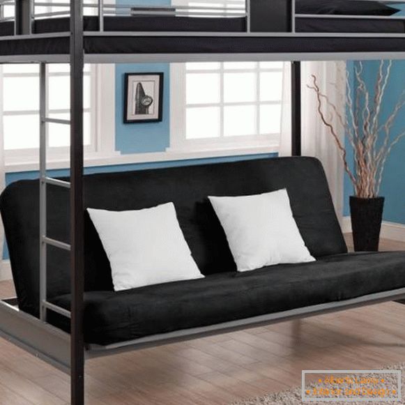 Foto namještaj - prekrasan potkrovni krevet s kaučem na katu