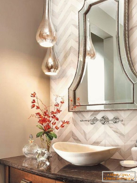 Klasično ogledalo iznad umivaonika u kupaonici