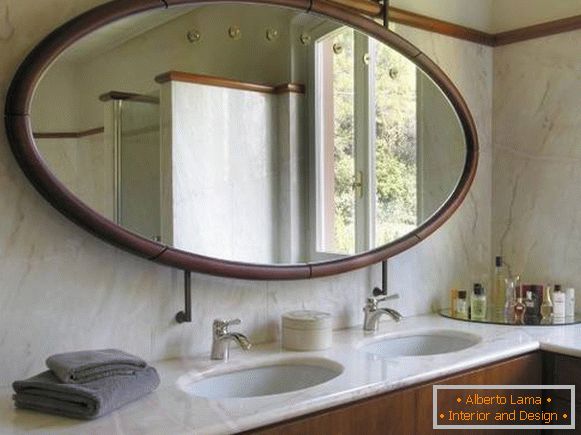 Veliki ovalni zrcalo u kupaonici