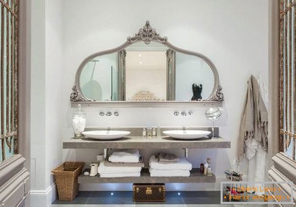 Elegantno veliko ogledalo s policama u kupaonici
