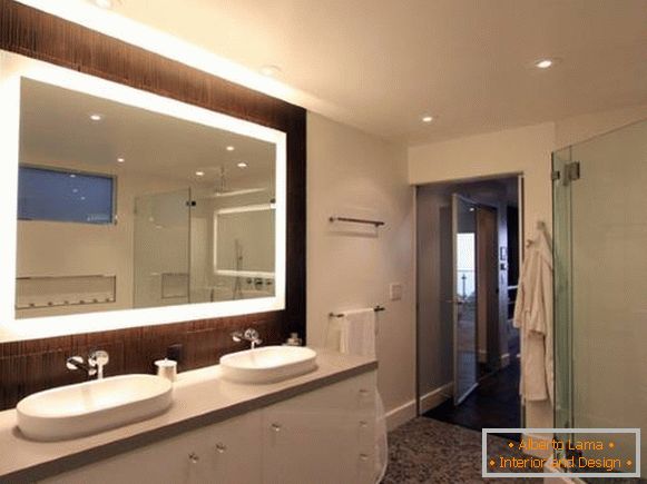Pravokutni zrcalo s osvjetljenjem u kupaonici