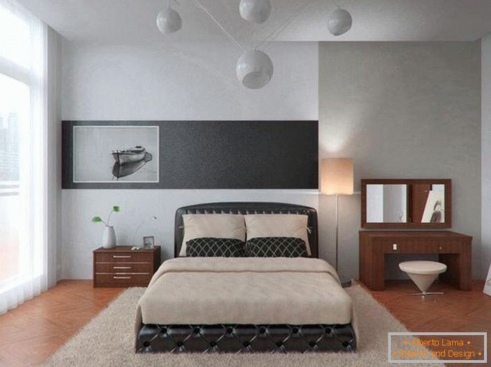 Veliki krevet u minimalističkom stilu presvučen je kožom. Zanimljivo rješenje za elegantnu spavaću sobu.