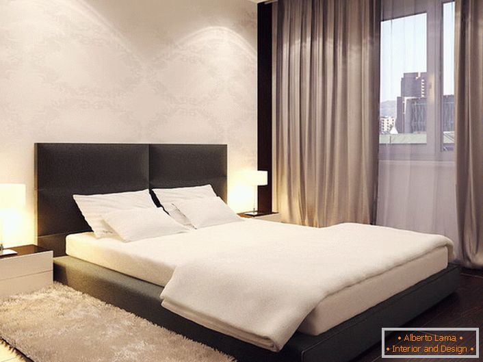 Krevet u minimalističkom stilu nalikuje niskom postolju. Visoka meka krevetna ploča čini dizajn nježnijom i glatkom.