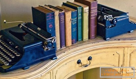 Vintage dekor: knjige i pisaći strojevi