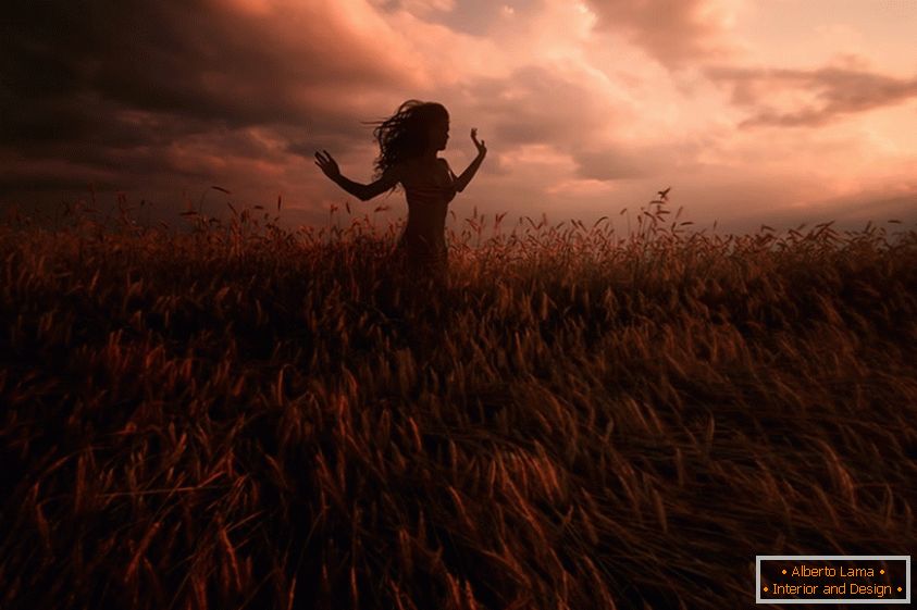 Djevojka na polju pšenice