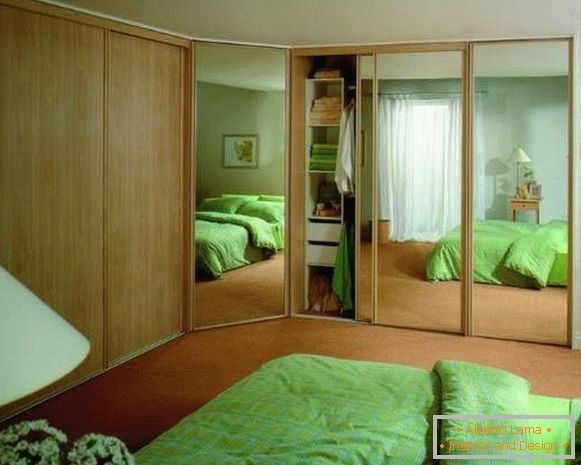 Ugrađeni ormar u spavaćoj sobi s ogledalima