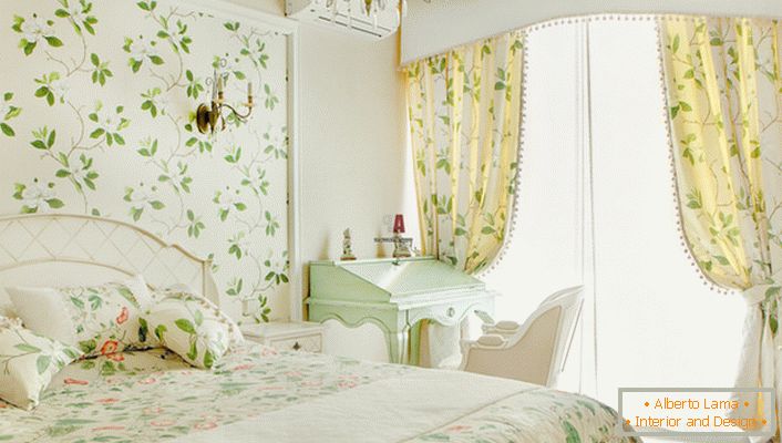 Cvjetni motivi koji se koriste za ukrašavanje zidova u dječjoj sobi mogu se pratiti i na zavjesama i posteljinama. 