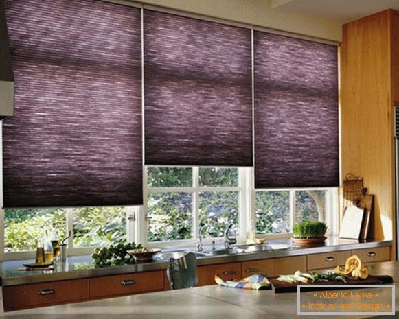 Blinds na prozoru u kuhinjskoj slici