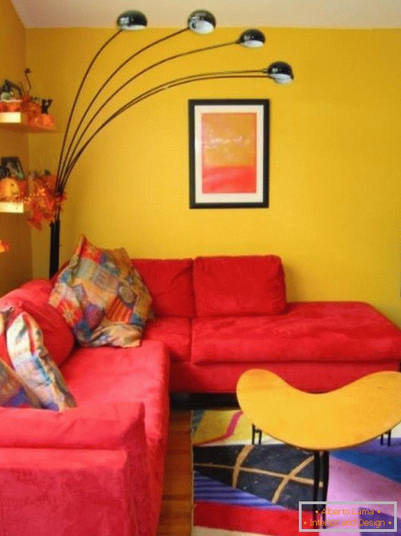 Crveni kauč u žutoj dnevnoj sobi