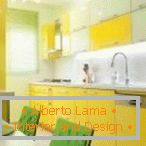 Kuhinjski namještaj s bijelim i žutim fasadama