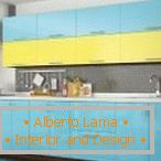 Kuhinjski namještaj s žuto-plavom pročelju