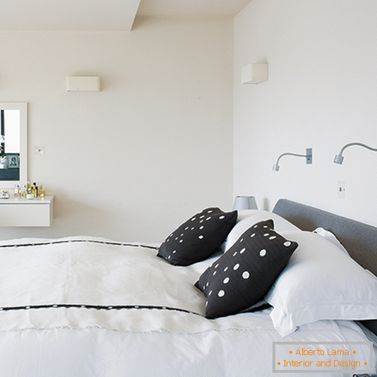 Jednobijela spavaća soba s minimalističkim zidnim svjetlom