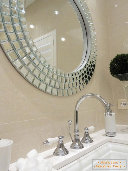 Moderan ogledalo iznad sudopera u kupaonici